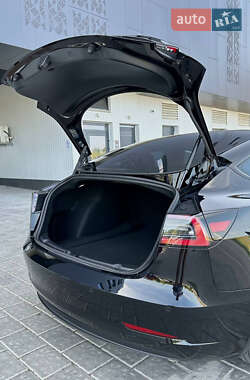 Седан Tesla Model 3 2022 в 