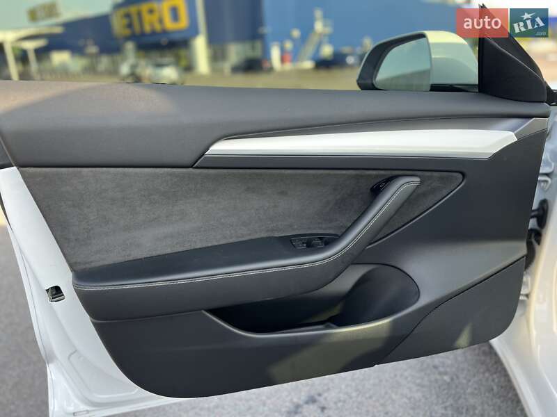 Седан Tesla Model 3 2022 в Ровно