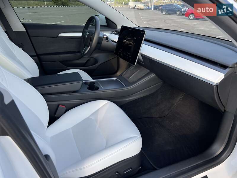 Седан Tesla Model 3 2022 в Ровно