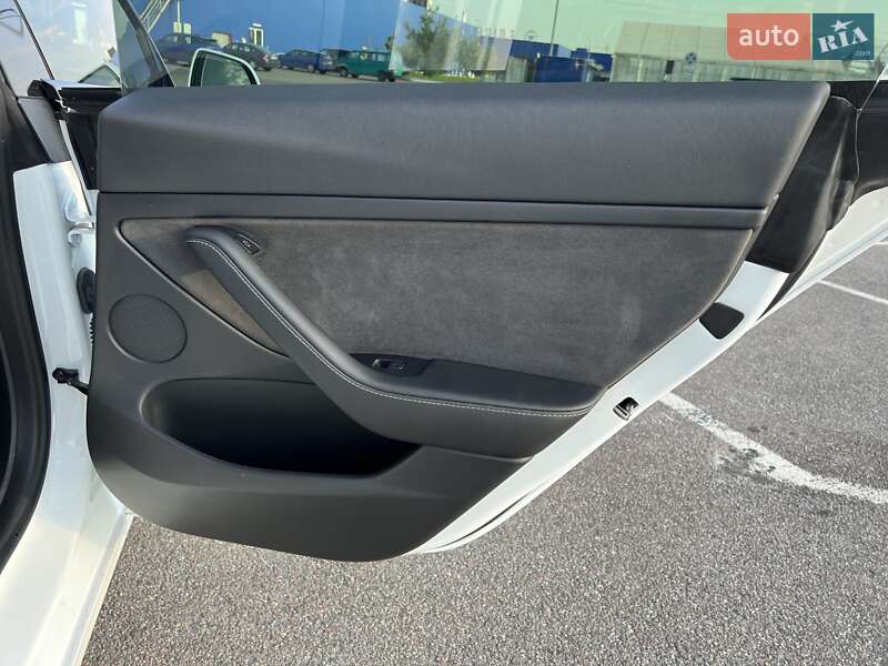 Седан Tesla Model 3 2022 в Ровно