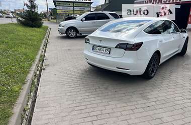 Седан Tesla Model 3 2019 в Пустомитах