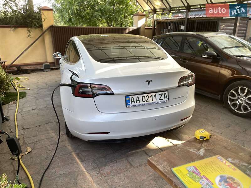 Седан Tesla Model 3 2020 в Києві