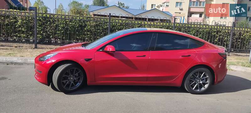 Седан Tesla Model 3 2022 в 