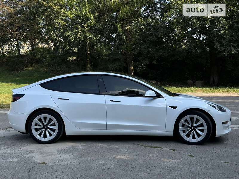 Седан Tesla Model 3 2022 в Львове