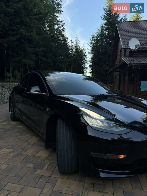 Седан Tesla Model 3 2019 в Глибокій