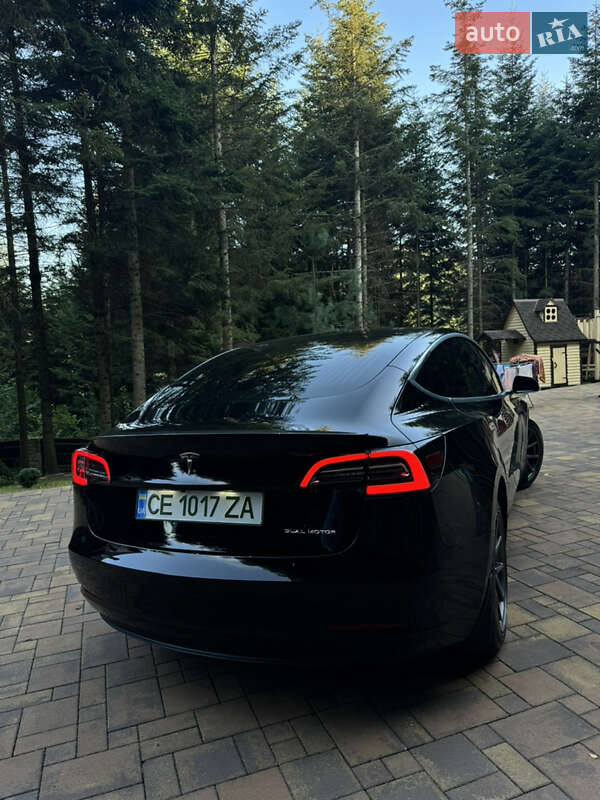 Седан Tesla Model 3 2019 в Глибокій