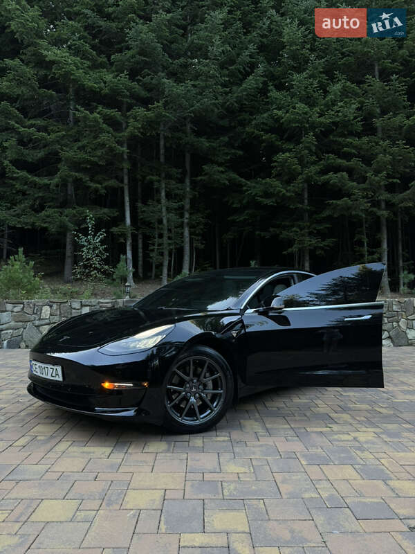 Седан Tesla Model 3 2019 в Глибокій