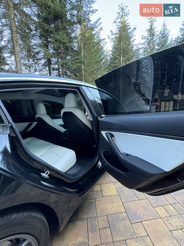Седан Tesla Model 3 2019 в Глибокій