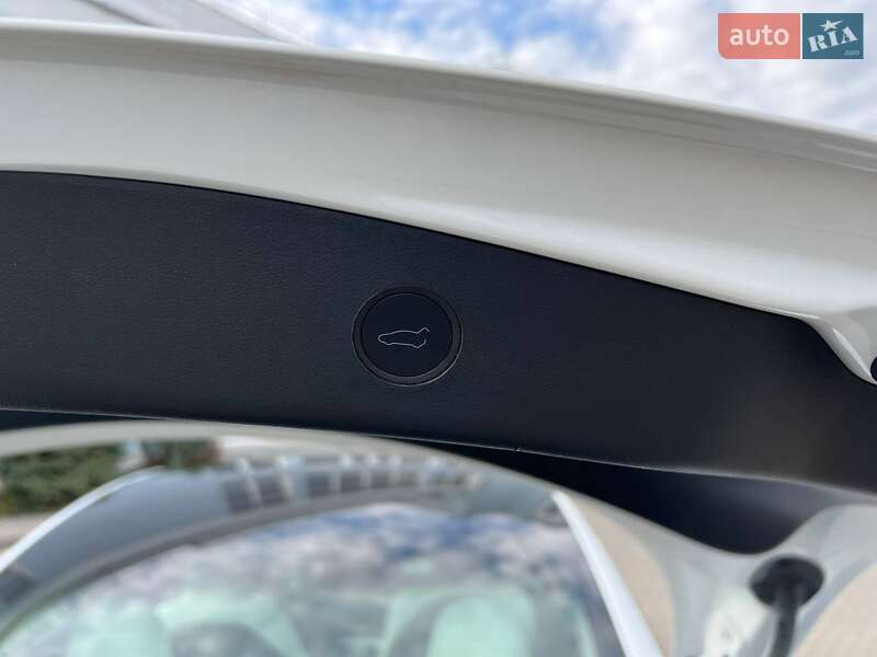 Седан Tesla Model 3 2023 в Житомире