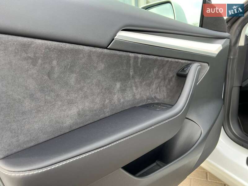 Седан Tesla Model 3 2023 в Житомире