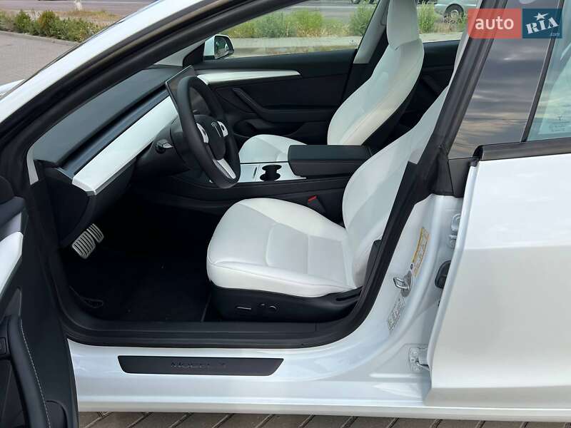Седан Tesla Model 3 2023 в Житомире