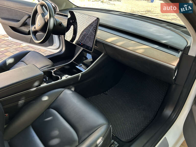 Седан Tesla Model 3 2018 в Кривому Розі