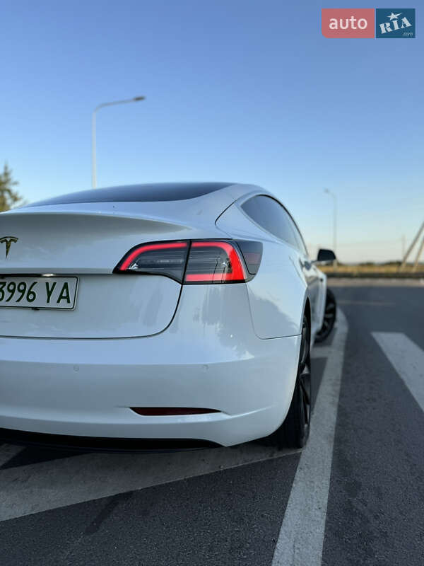 Седан Tesla Model 3 2019 в Володимирі