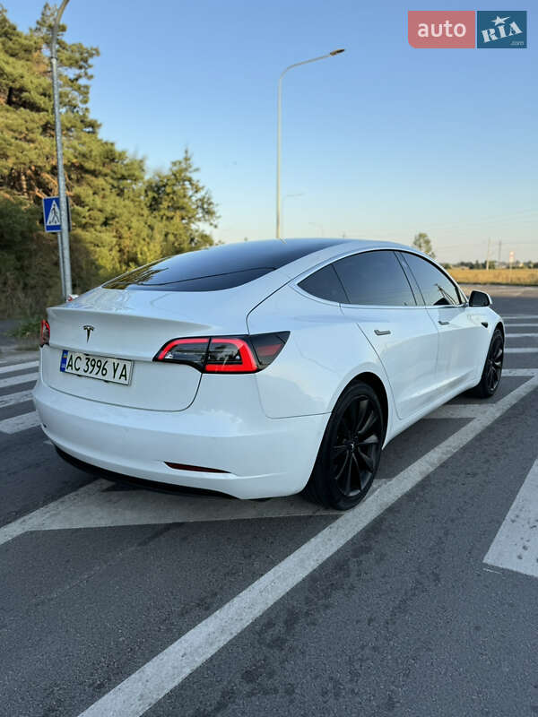 Седан Tesla Model 3 2019 в Володимирі