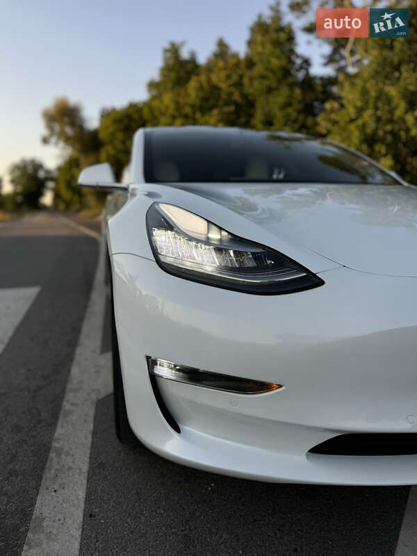 Седан Tesla Model 3 2019 в Володимирі