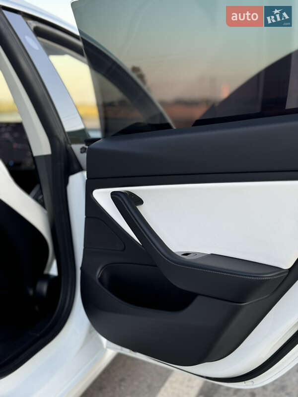 Седан Tesla Model 3 2019 в Володимирі
