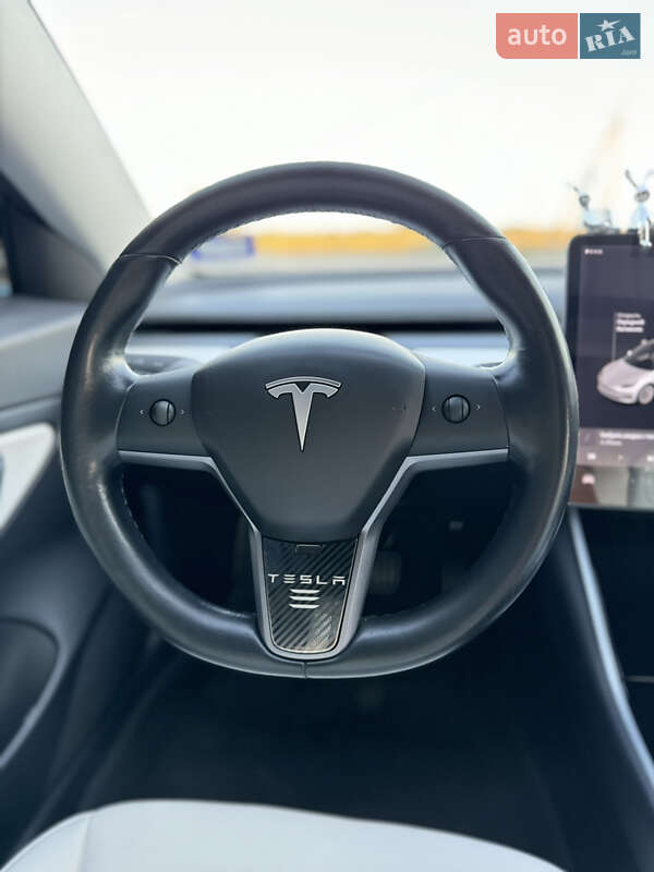 Седан Tesla Model 3 2019 в Володимирі