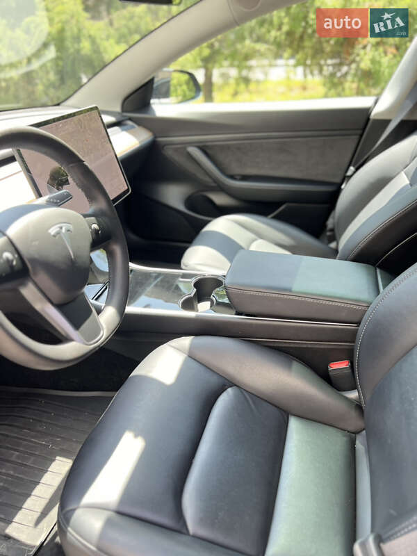 Седан Tesla Model 3 2020 в Івано-Франківську