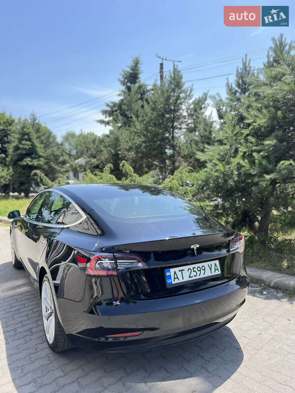 Седан Tesla Model 3 2020 в Івано-Франківську