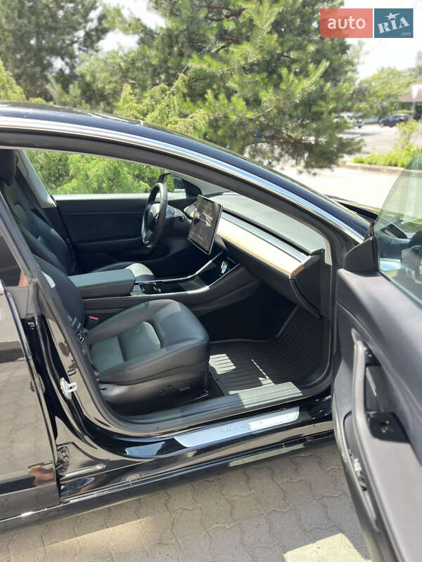 Седан Tesla Model 3 2020 в Івано-Франківську