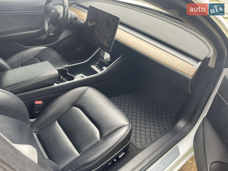 Седан Tesla Model 3 2019 в Львове