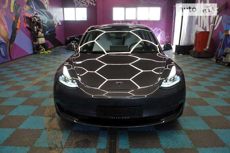 Седан Tesla Model 3 2021 в Києві