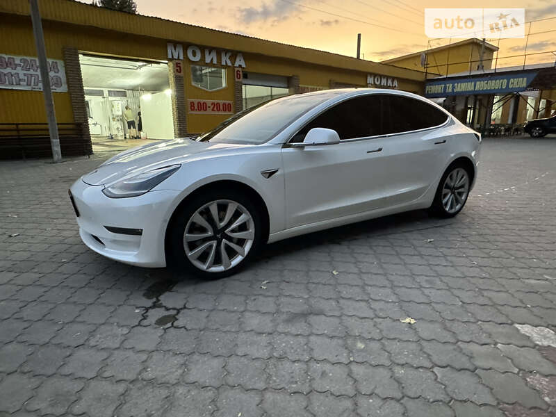 Седан Tesla Model 3 2020 в Черкассах