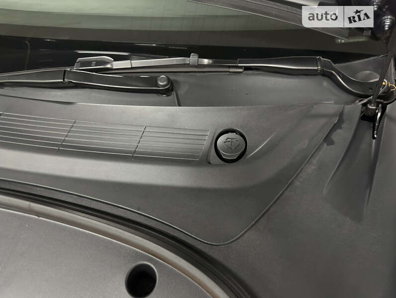 Седан Tesla Model 3 2023 в Києві