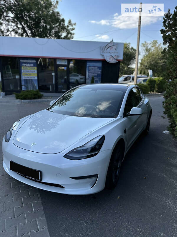 Седан Tesla Model 3 2021 в Львове