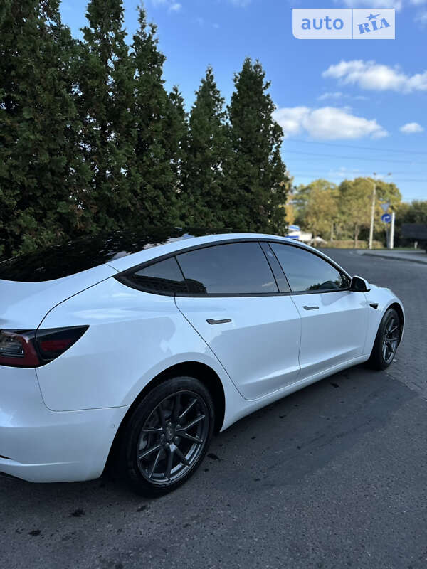 Седан Tesla Model 3 2021 в Львове