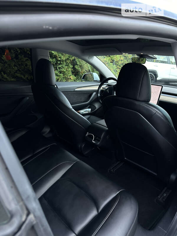 Седан Tesla Model 3 2021 в Львове