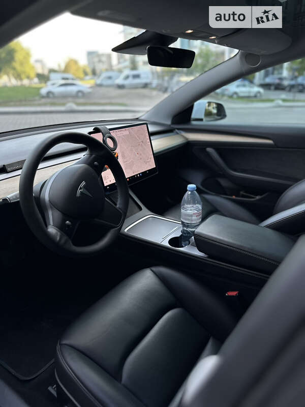 Седан Tesla Model 3 2021 в Львове
