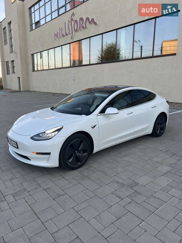 Седан Tesla Model 3 2018 в Стрию