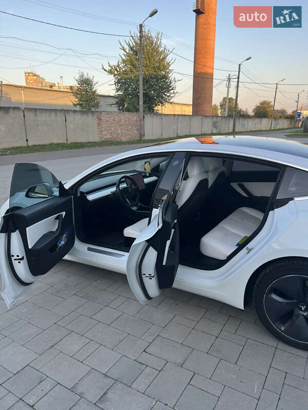 Седан Tesla Model 3 2018 в Стрию