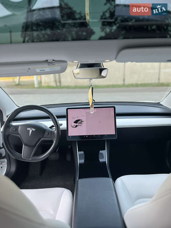 Седан Tesla Model 3 2018 в Стрию