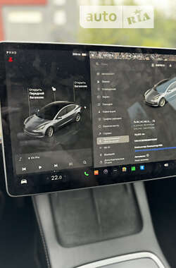 Седан Tesla Model 3 2022 в 