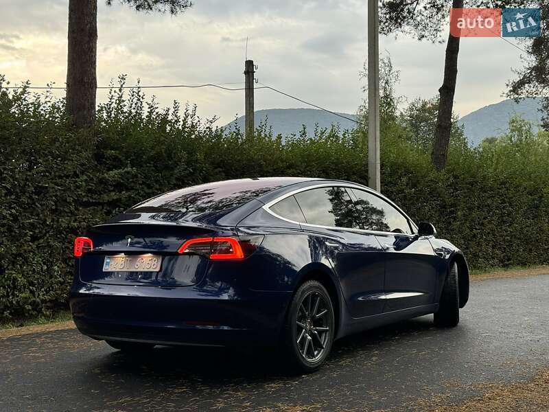 Седан Tesla Model 3 2018 в Ужгороде