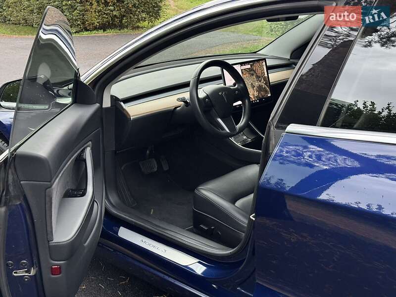 Седан Tesla Model 3 2018 в Ужгороде