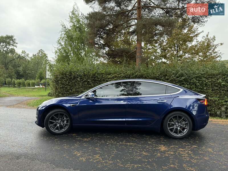Седан Tesla Model 3 2018 в Ужгороде