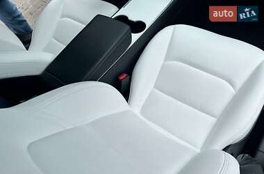 Седан Tesla Model 3 2019 в Львове
