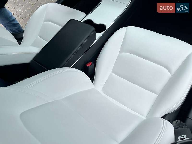 Седан Tesla Model 3 2019 в Львові