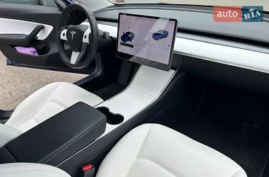Седан Tesla Model 3 2019 в Львове
