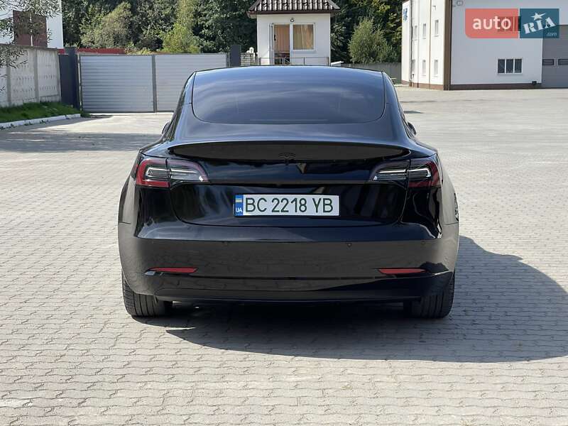 Седан Tesla Model 3 2021 в Львове