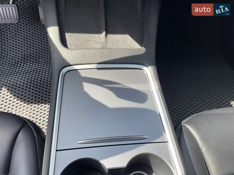 Седан Tesla Model 3 2021 в Львове