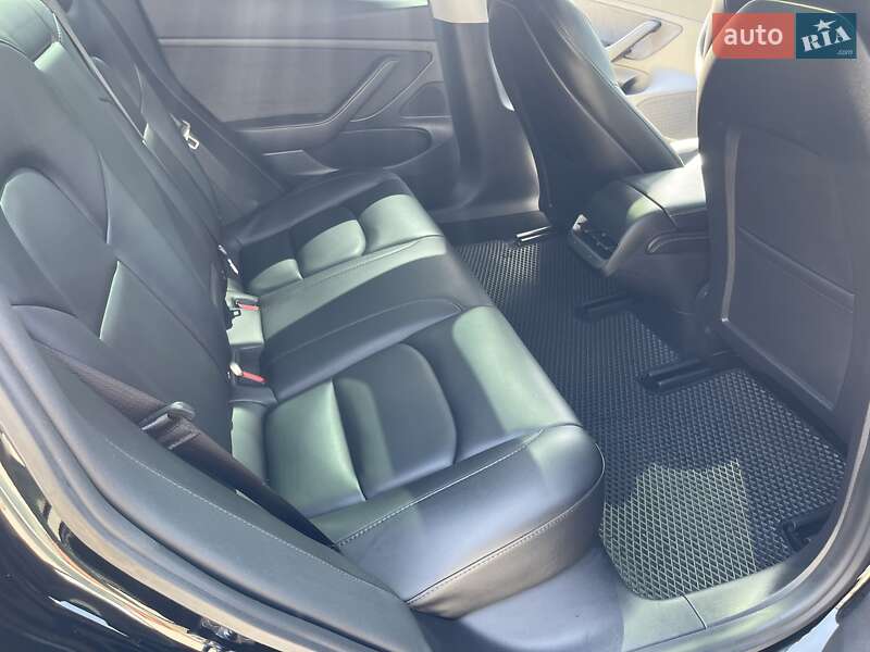 Седан Tesla Model 3 2021 в Львове