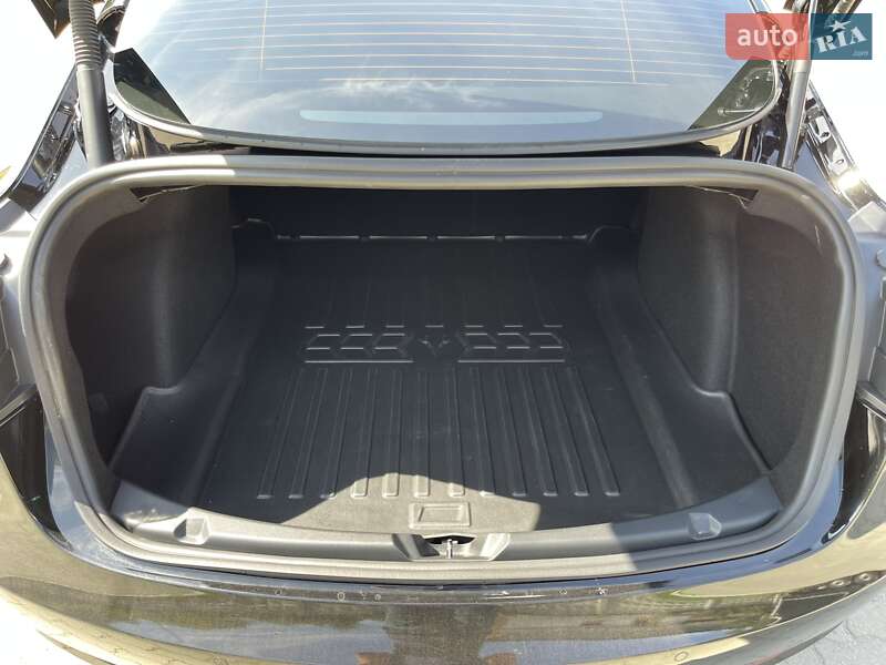 Седан Tesla Model 3 2021 в Львове