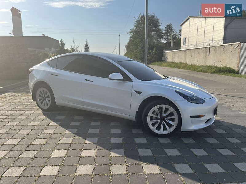 Седан Tesla Model 3 2021 в Стрию