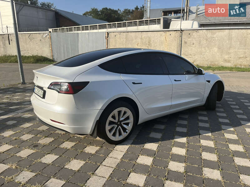 Седан Tesla Model 3 2021 в Стрию