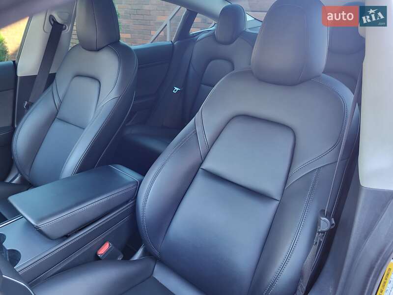 Седан Tesla Model 3 2021 в Луцьку