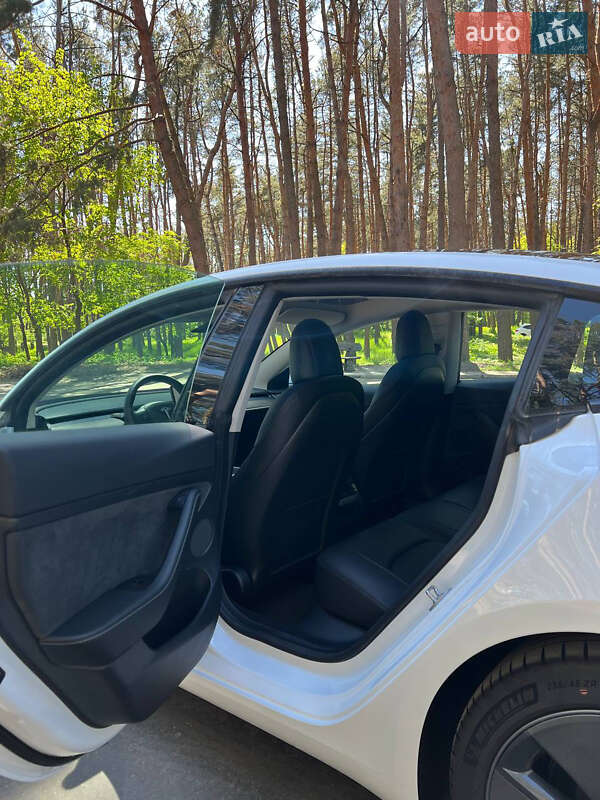 Седан Tesla Model 3 2021 в Черкасах